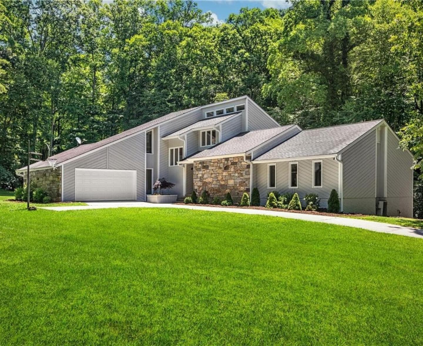 Secluded Oasis in Asheville! Game Room, Movie Theater, and Hot Tub * 20 min to Biltmore!