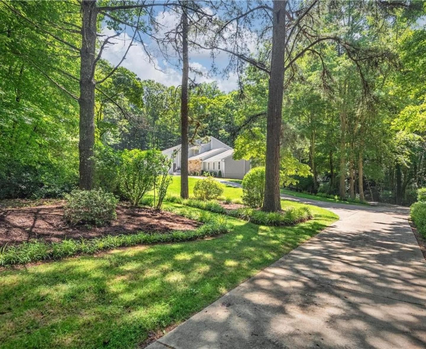 Secluded Oasis in Asheville! Game Room, Movie Theater, and Hot Tub * 20 min to Biltmore!