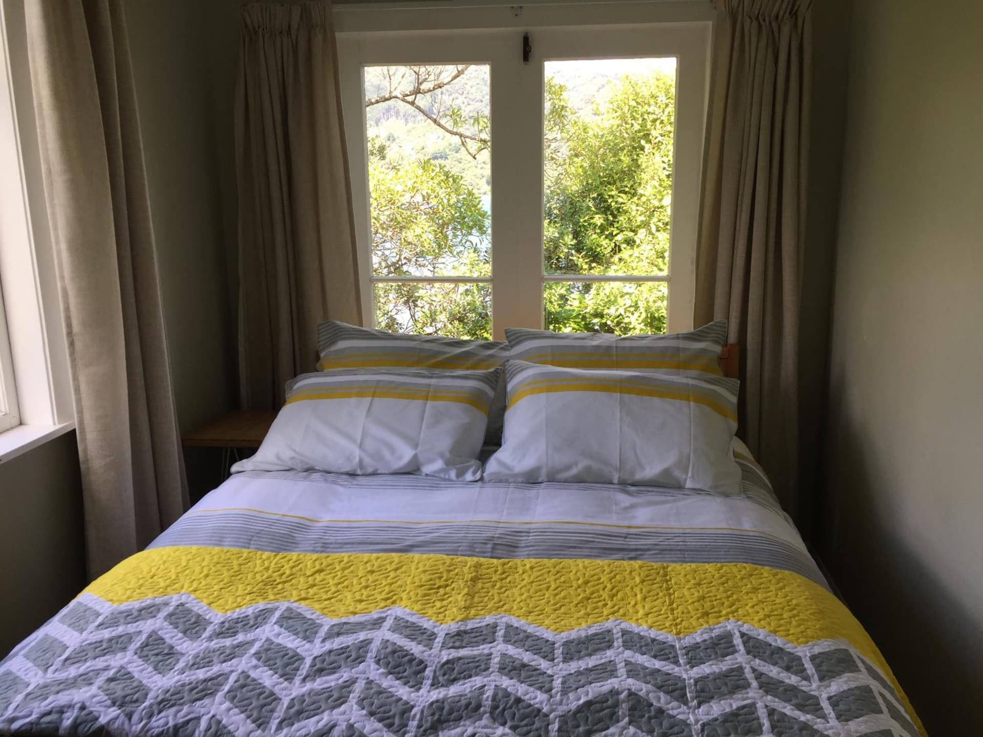 Beach Home with 3 double bedrooms and amazing sea views