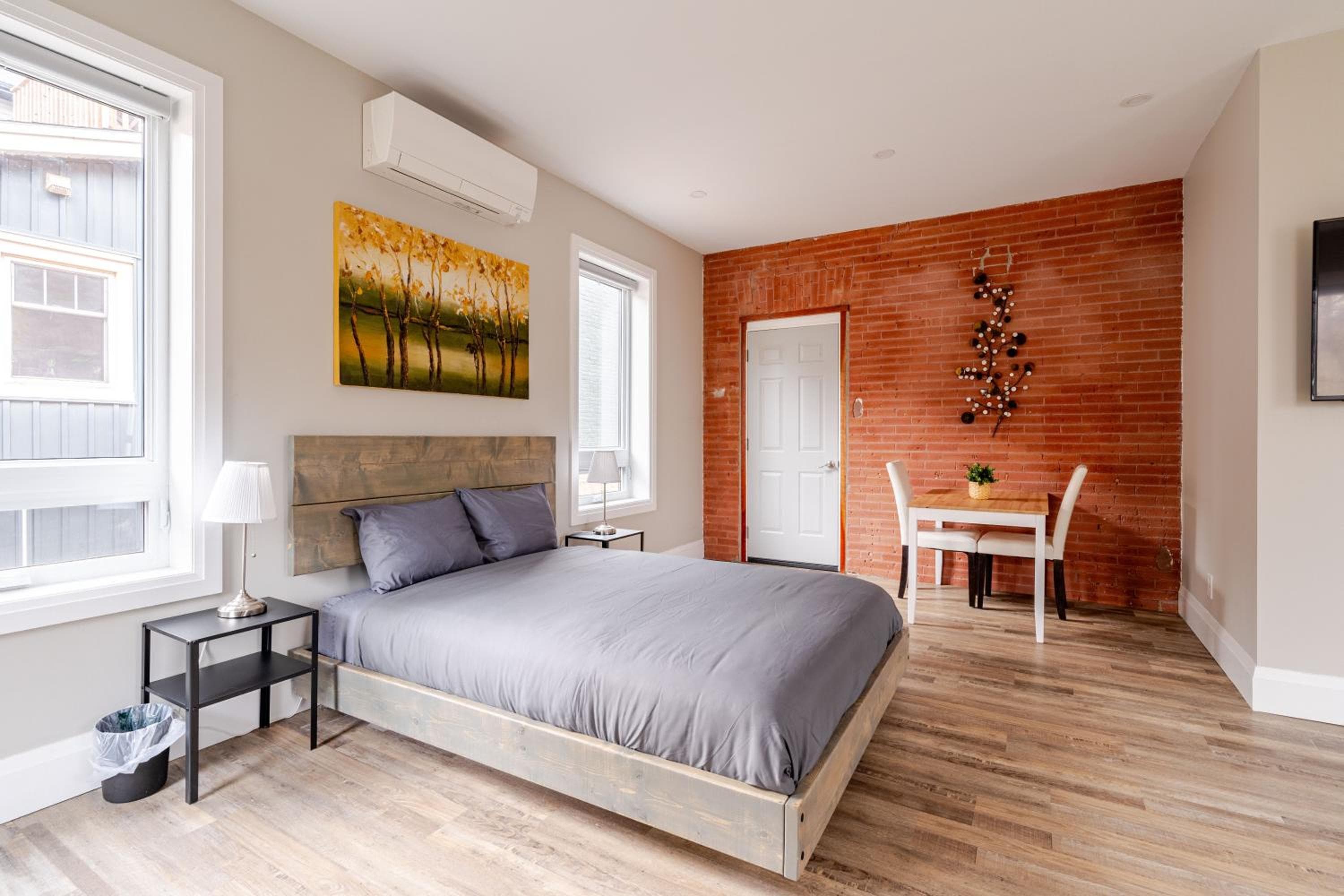 ENTIRE BACHELOR UNIT EN-SUITE ACROSS FROM GOOGLE - br3
