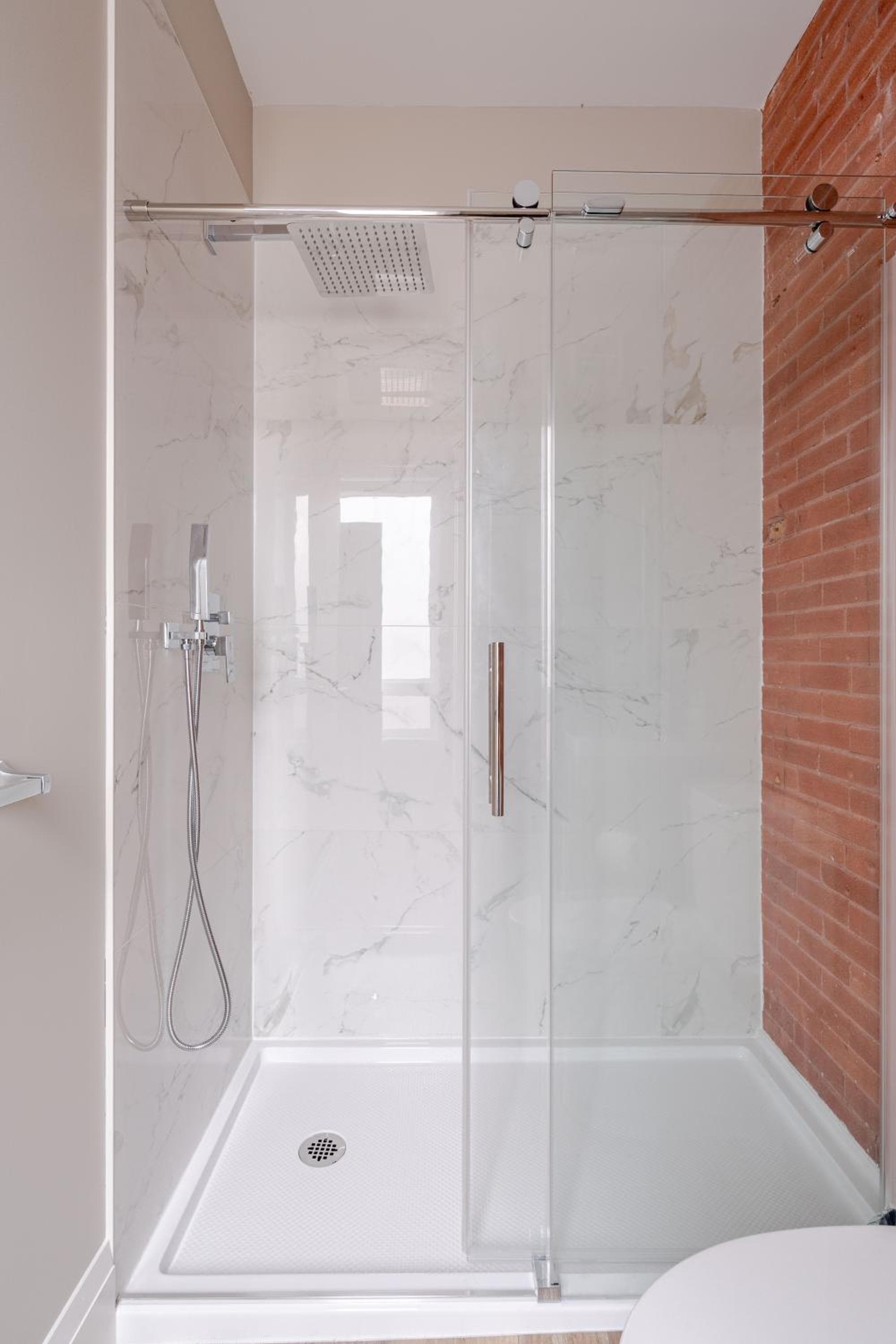 ENTIRE BACHELOR UNIT EN-SUITE ACROSS FROM GOOGLE - br3