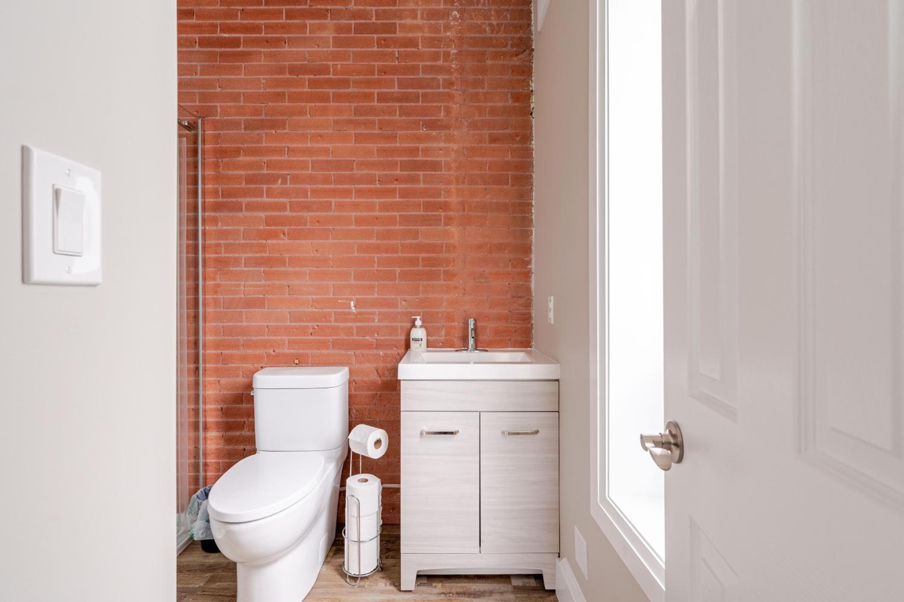 ENTIRE BACHELOR UNIT EN-SUITE ACROSS FROM GOOGLE - br3