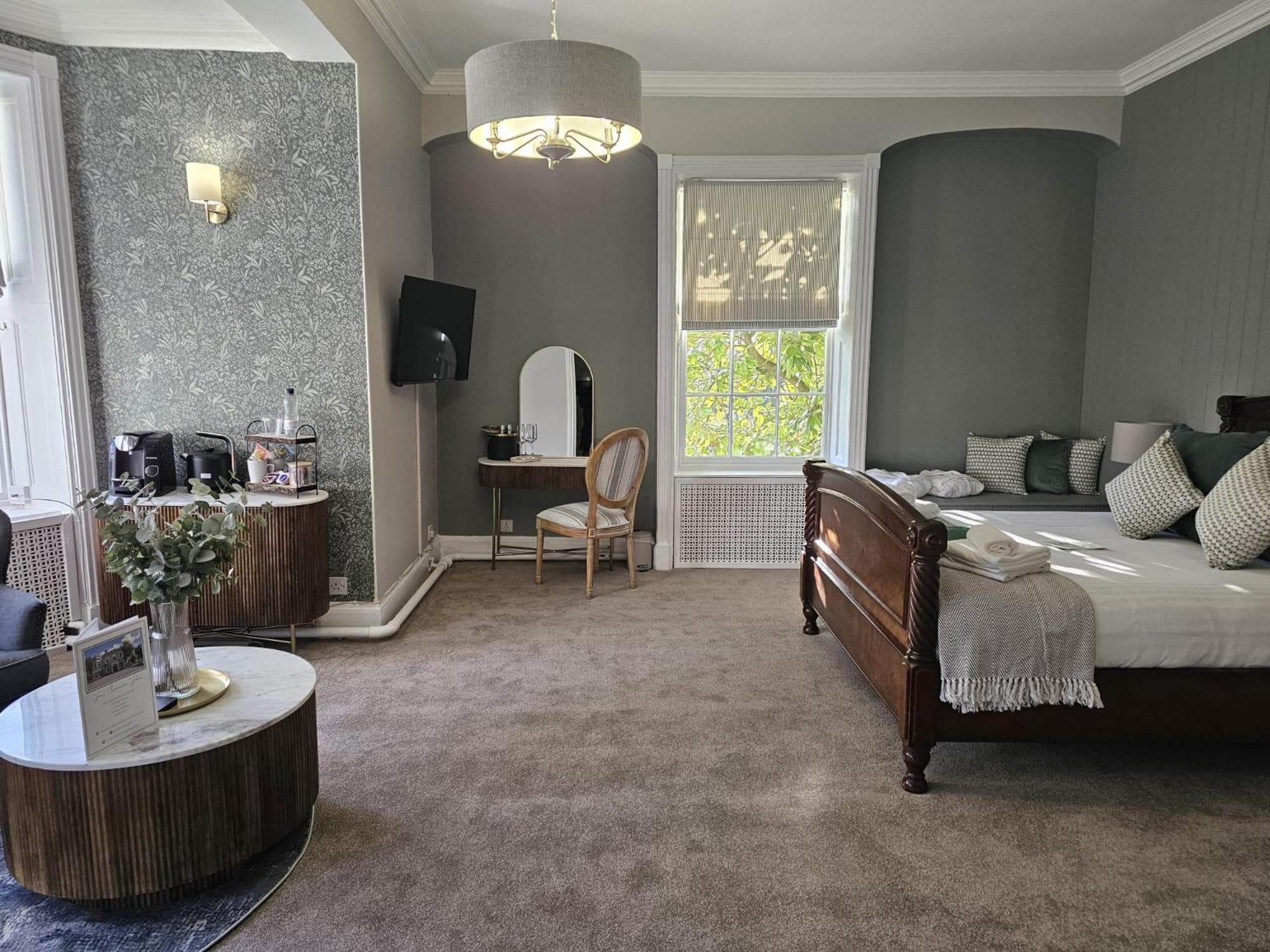Woodland Manor Hotel