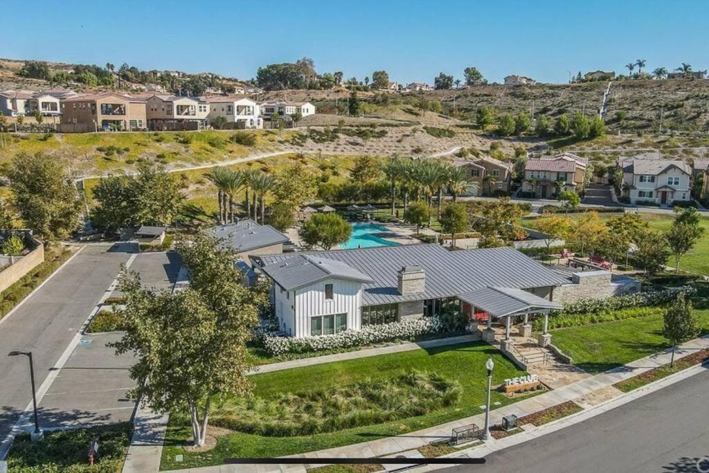 GOODE HOMES Luxury Modern Home with Pool and Spa