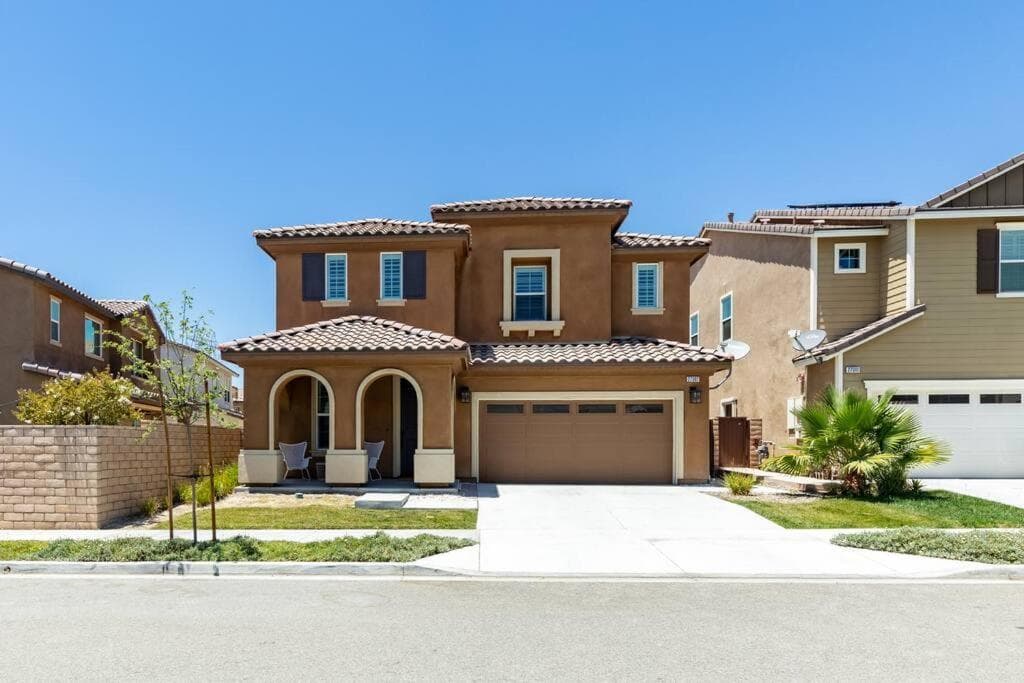 GOODE HOMES Luxury Modern Home with Pool and Spa