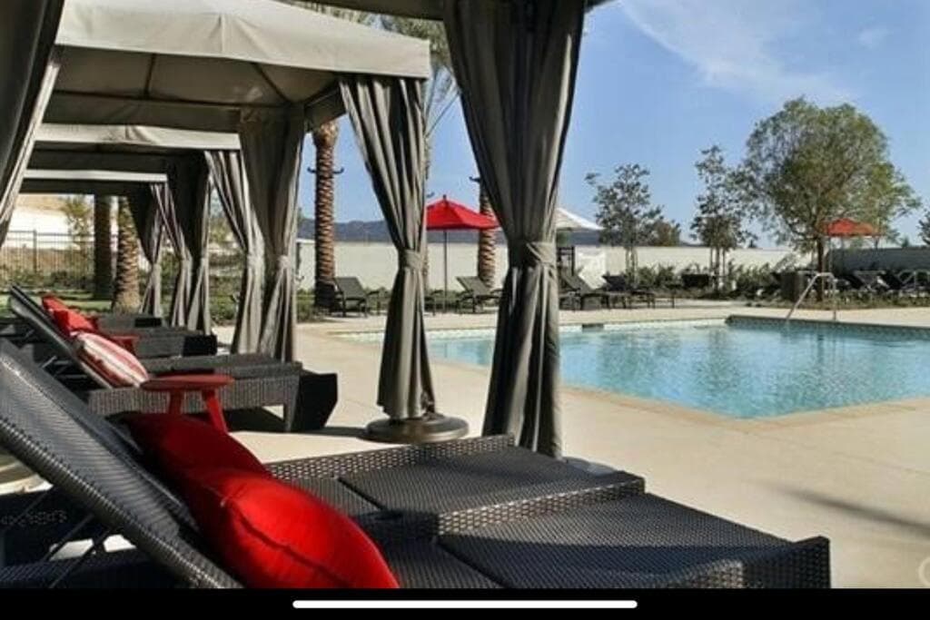 GOODE HOMES Luxury Modern Home with Pool and Spa