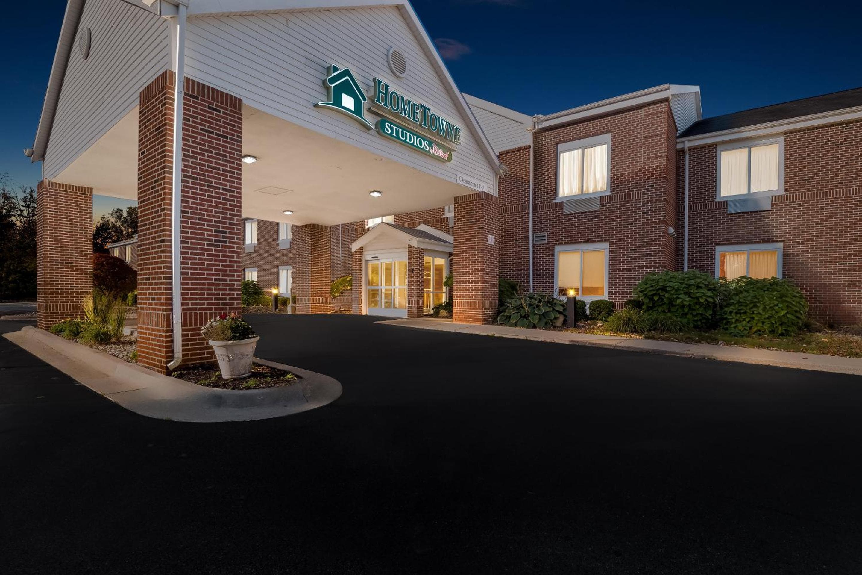 HomeTowne Studios by Red Roof East Lansing - Okemos
