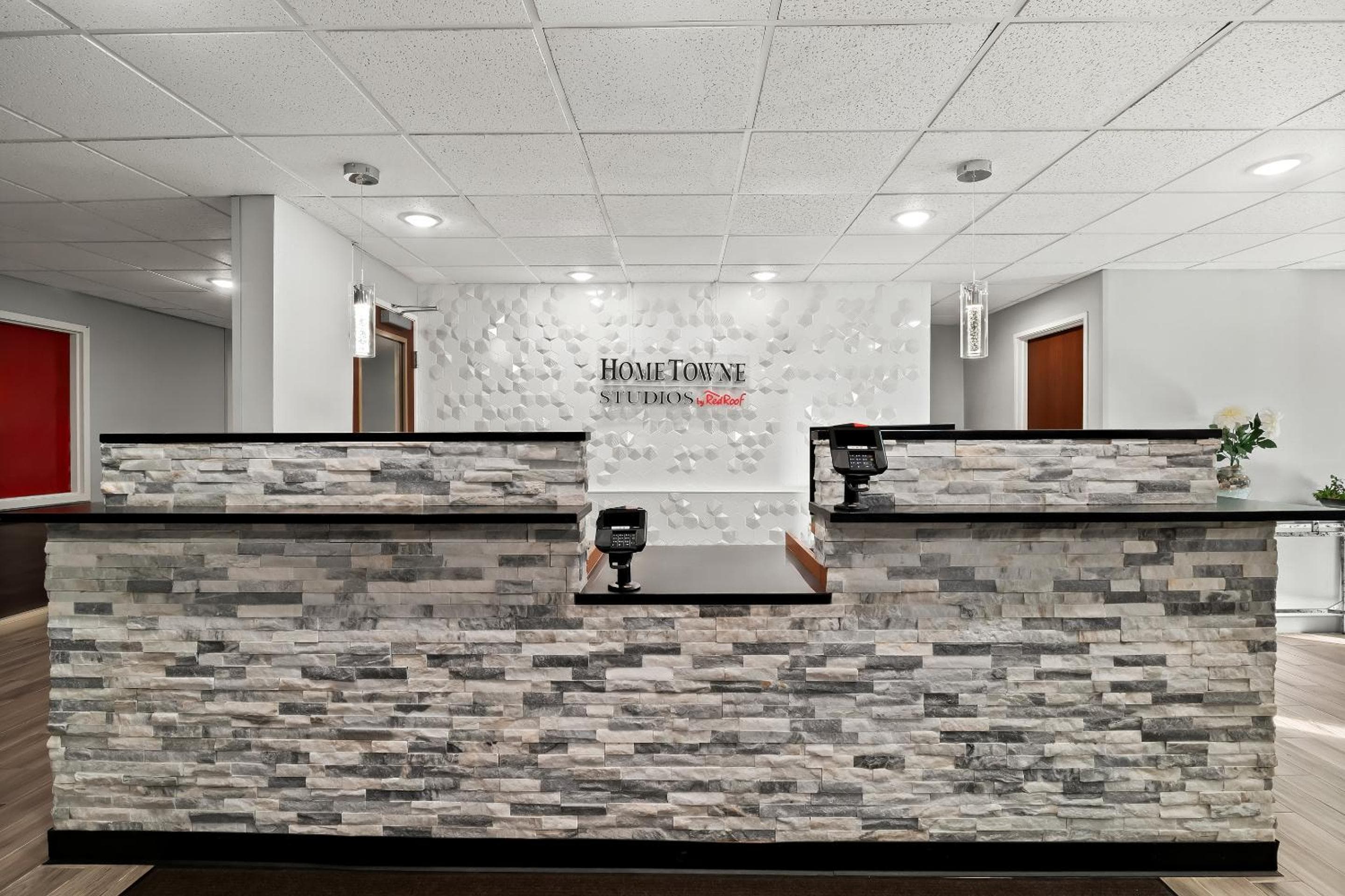 HomeTowne Studios by Red Roof East Lansing - Okemos