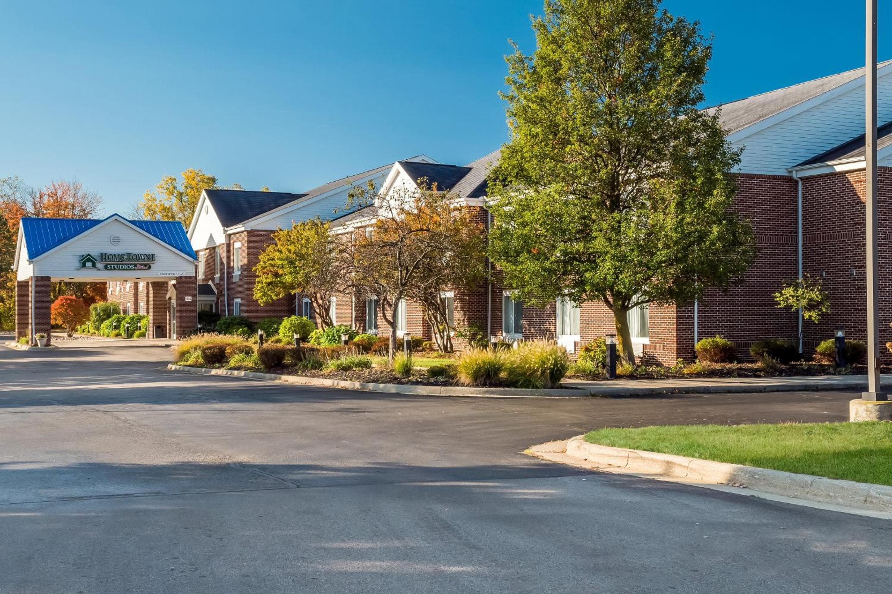 HomeTowne Studios by Red Roof East Lansing - Okemos