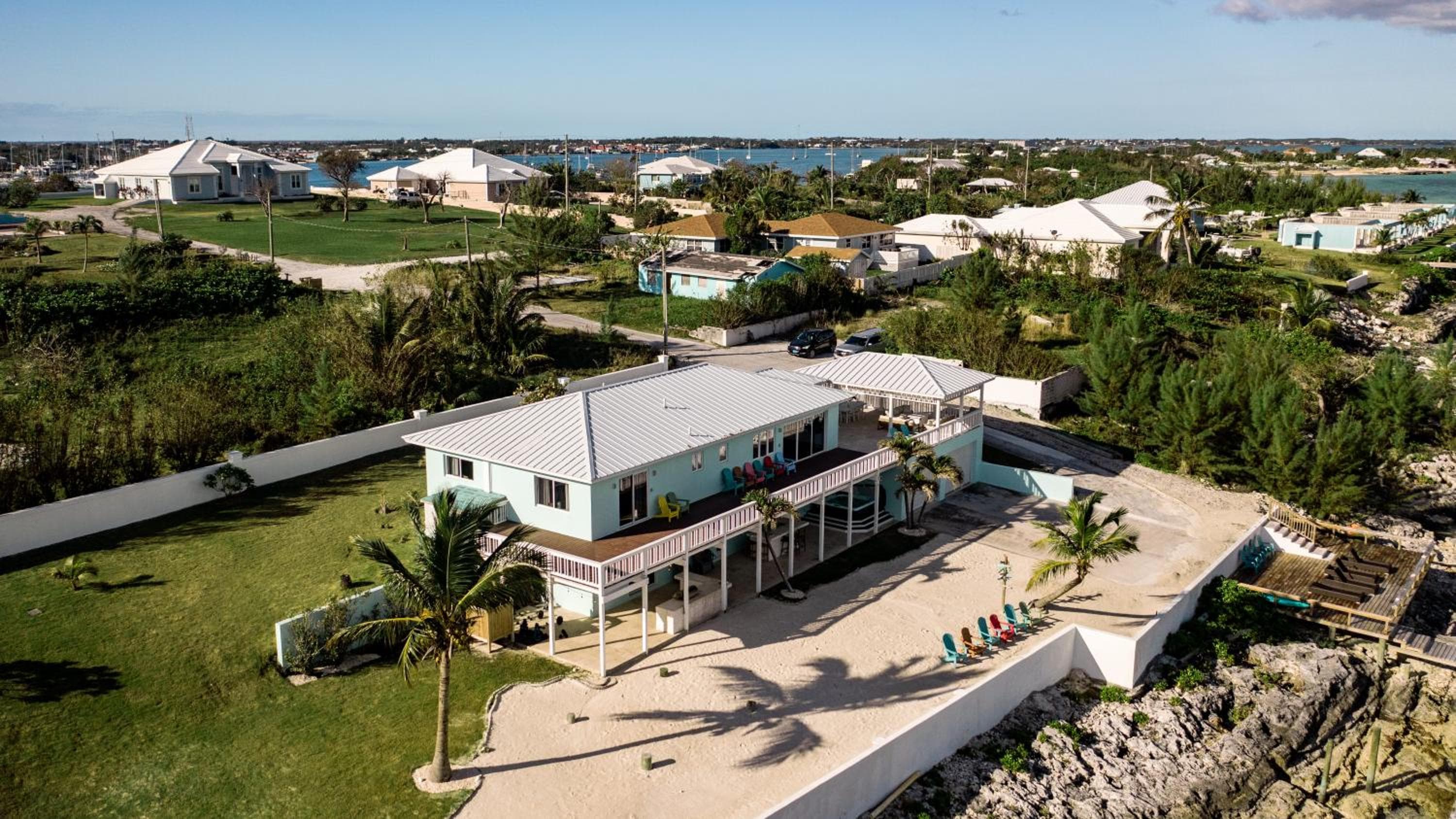 Private Oceanfront, beach, dock and Hottub - The Perky Pelican