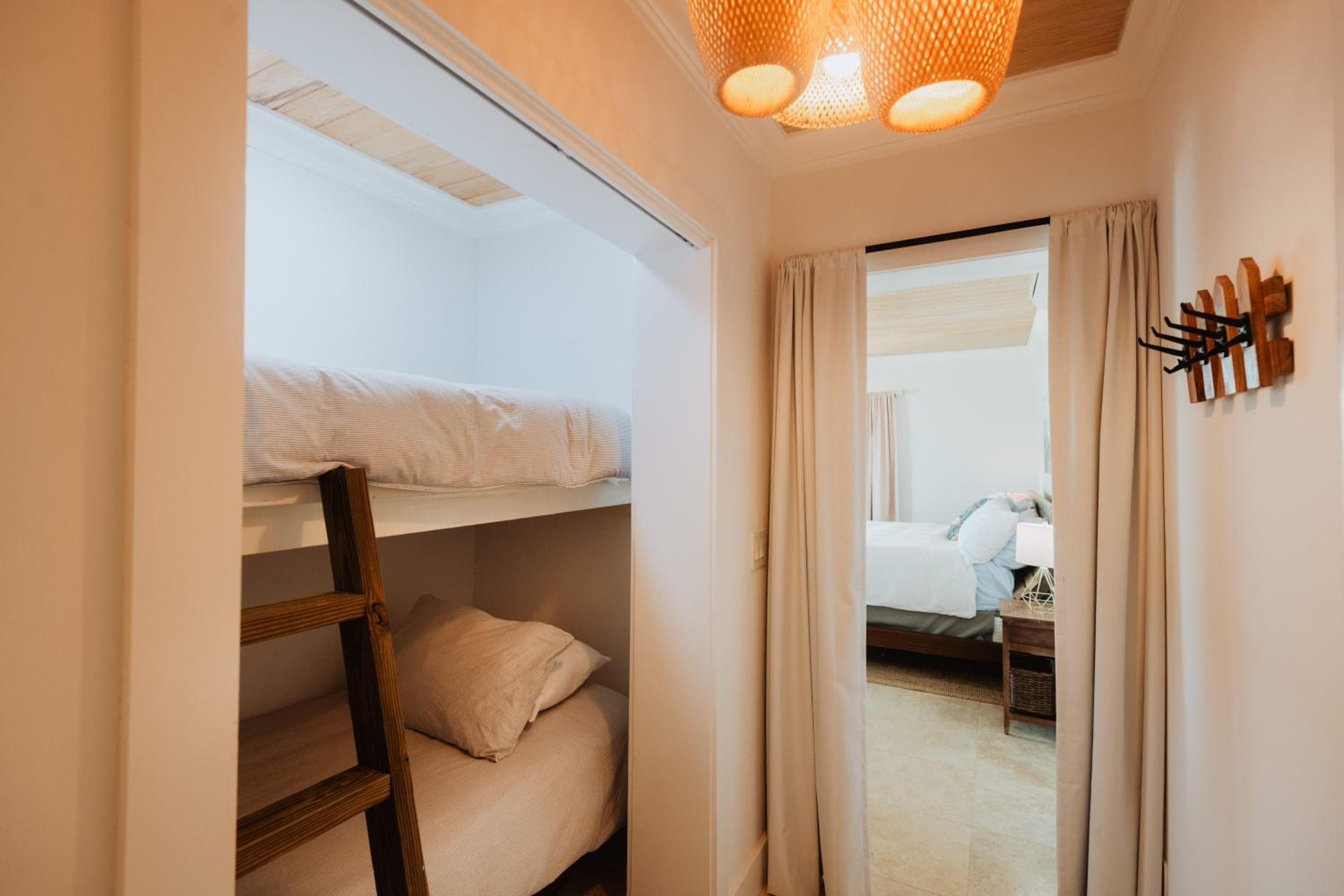 Private Oceanfront, beach, dock and Hottub - The Perky Pelican
