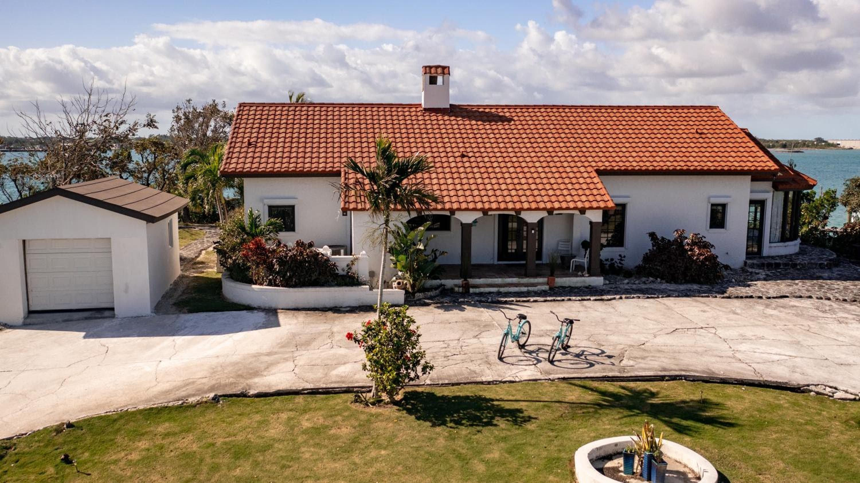 Harbour Beach Villa - large dock & great views!