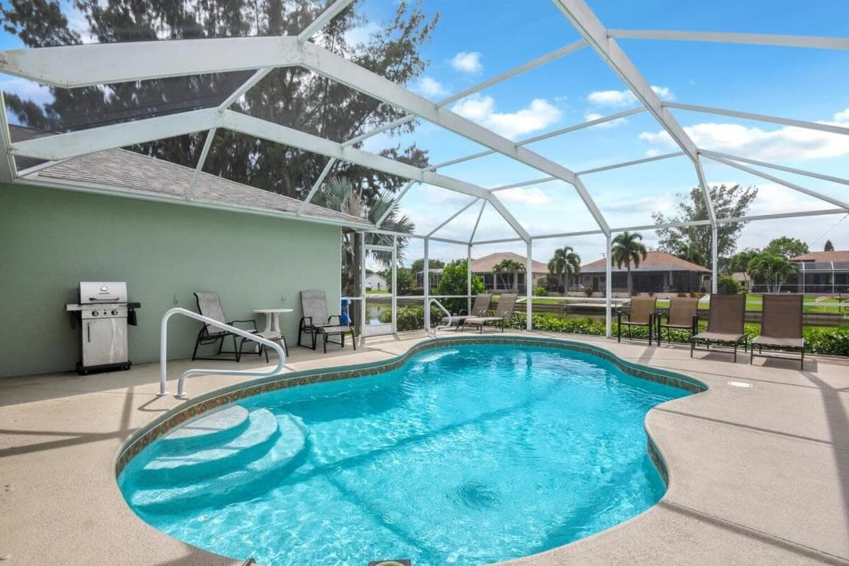 Sunshine Home Retreat Heated Pool on Canal