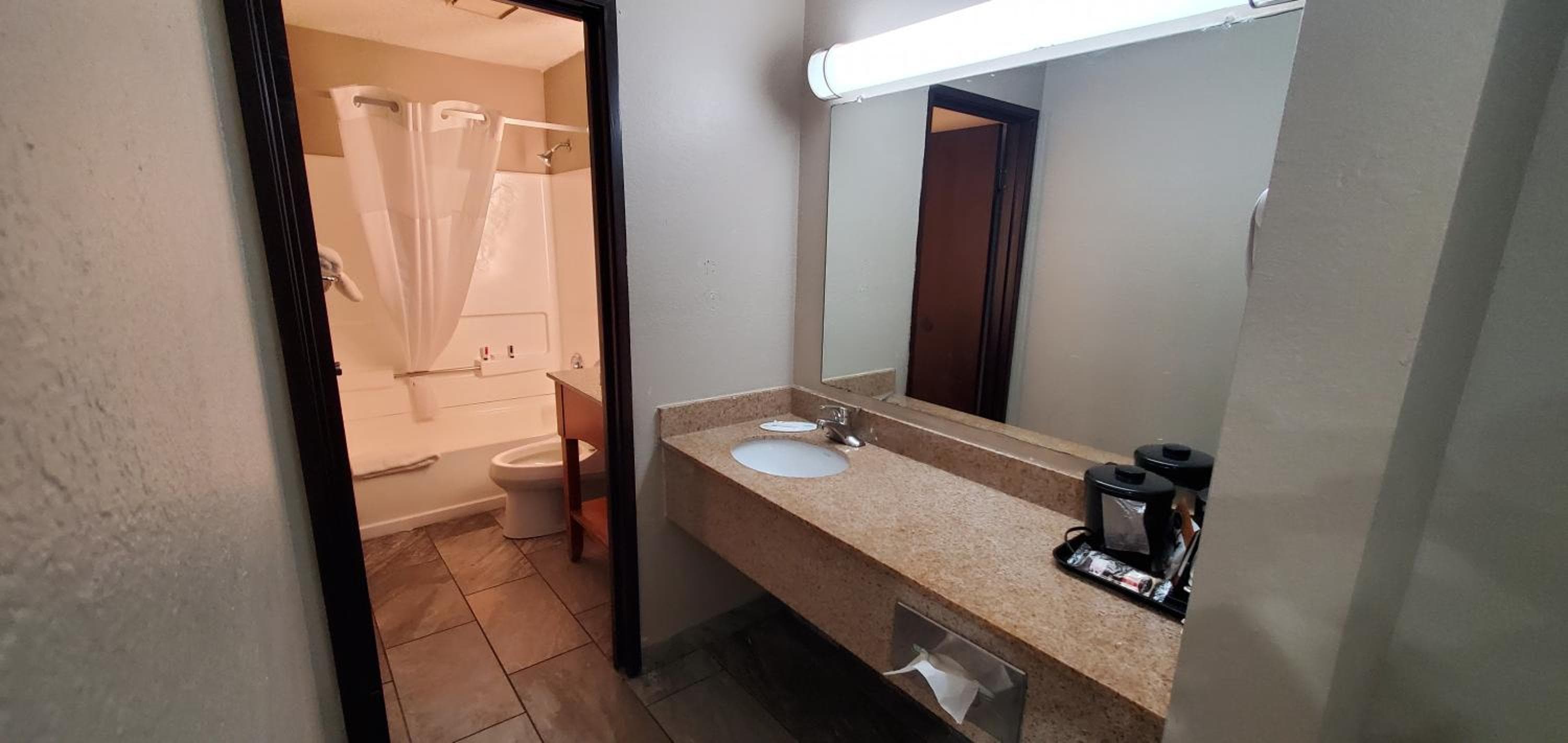 Super 8 by Wyndham Sterling Heights/Detroit Area