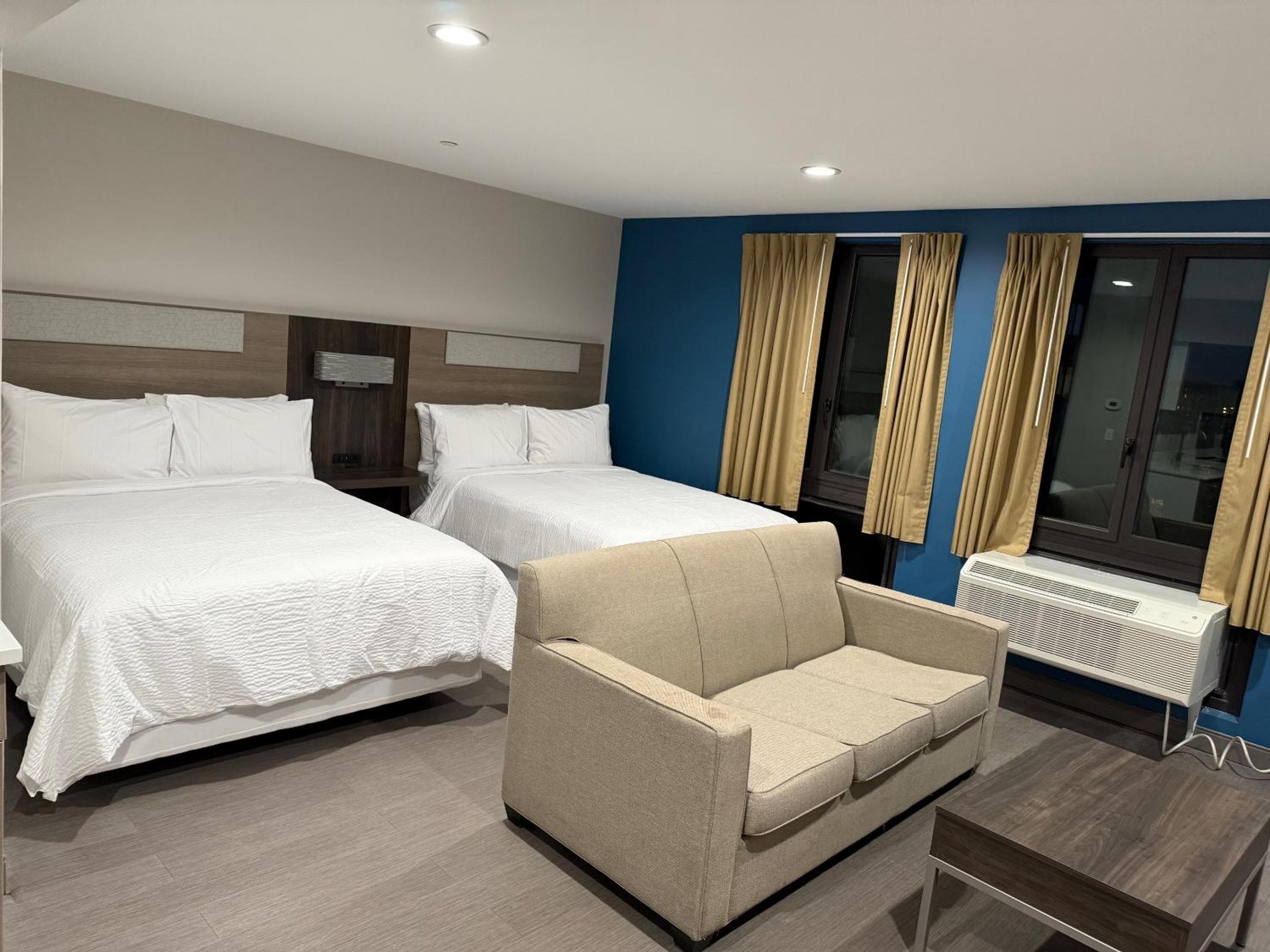 Holiday Inn Express & Suites