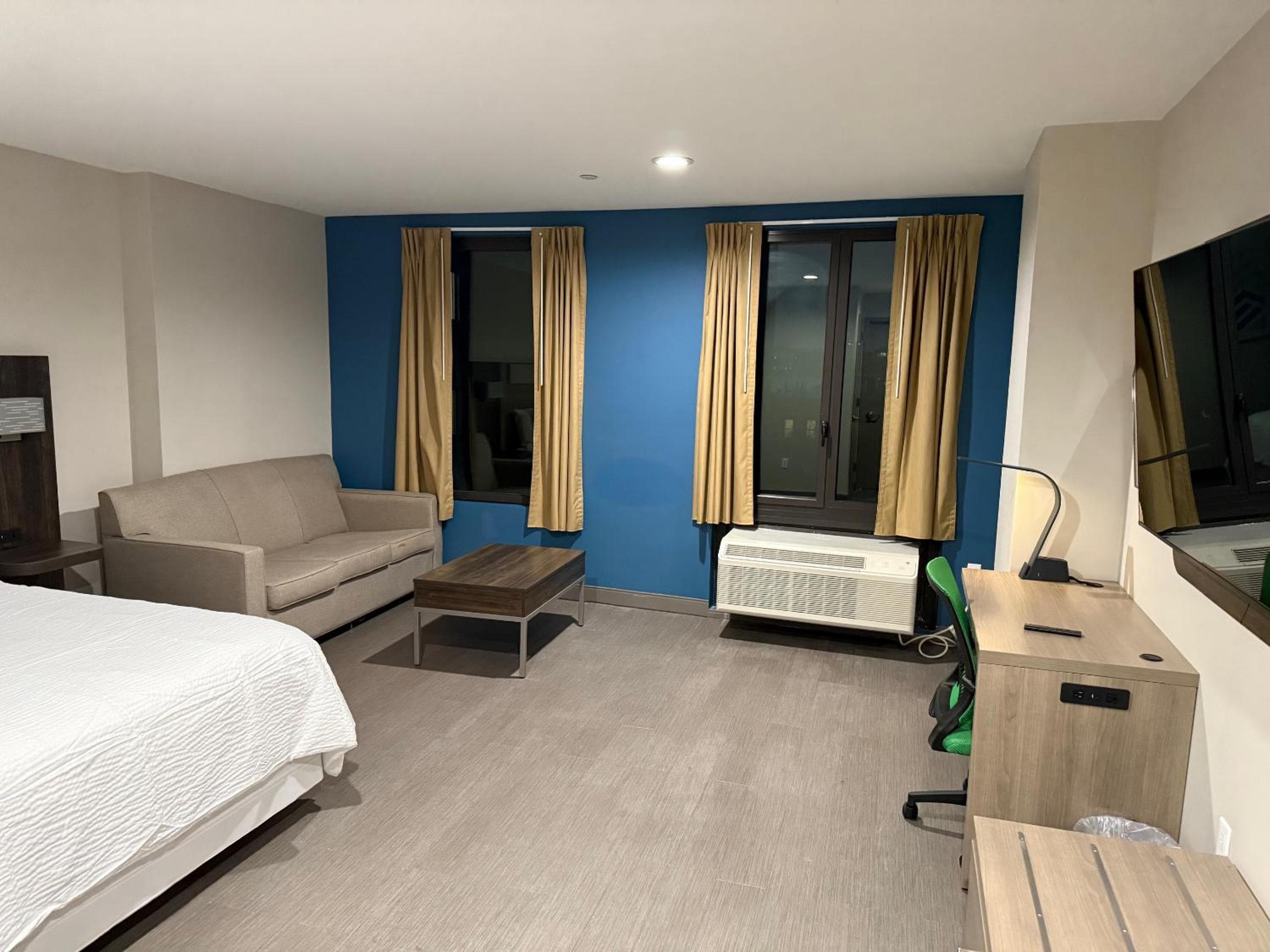 Holiday Inn Express & Suites