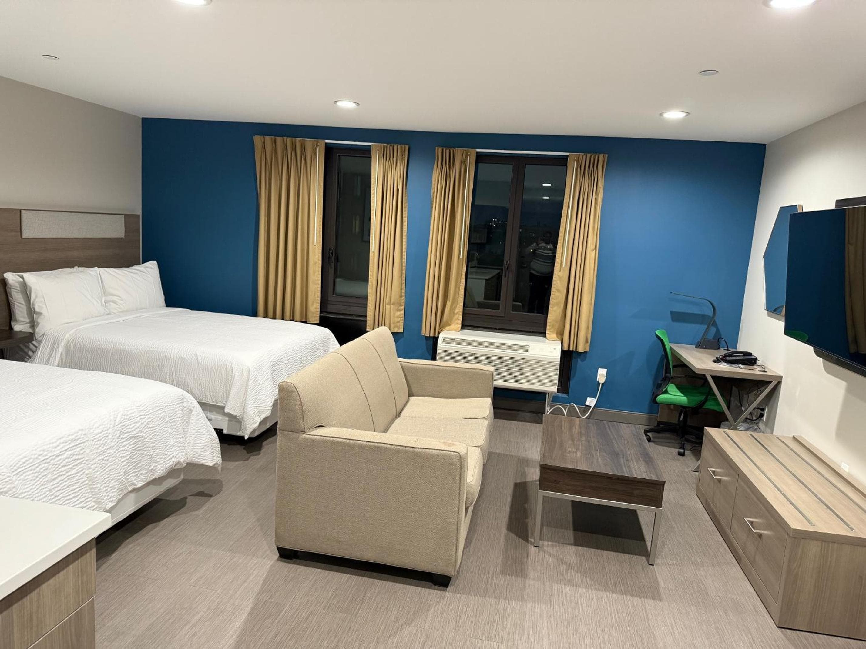 Holiday Inn Express & Suites
