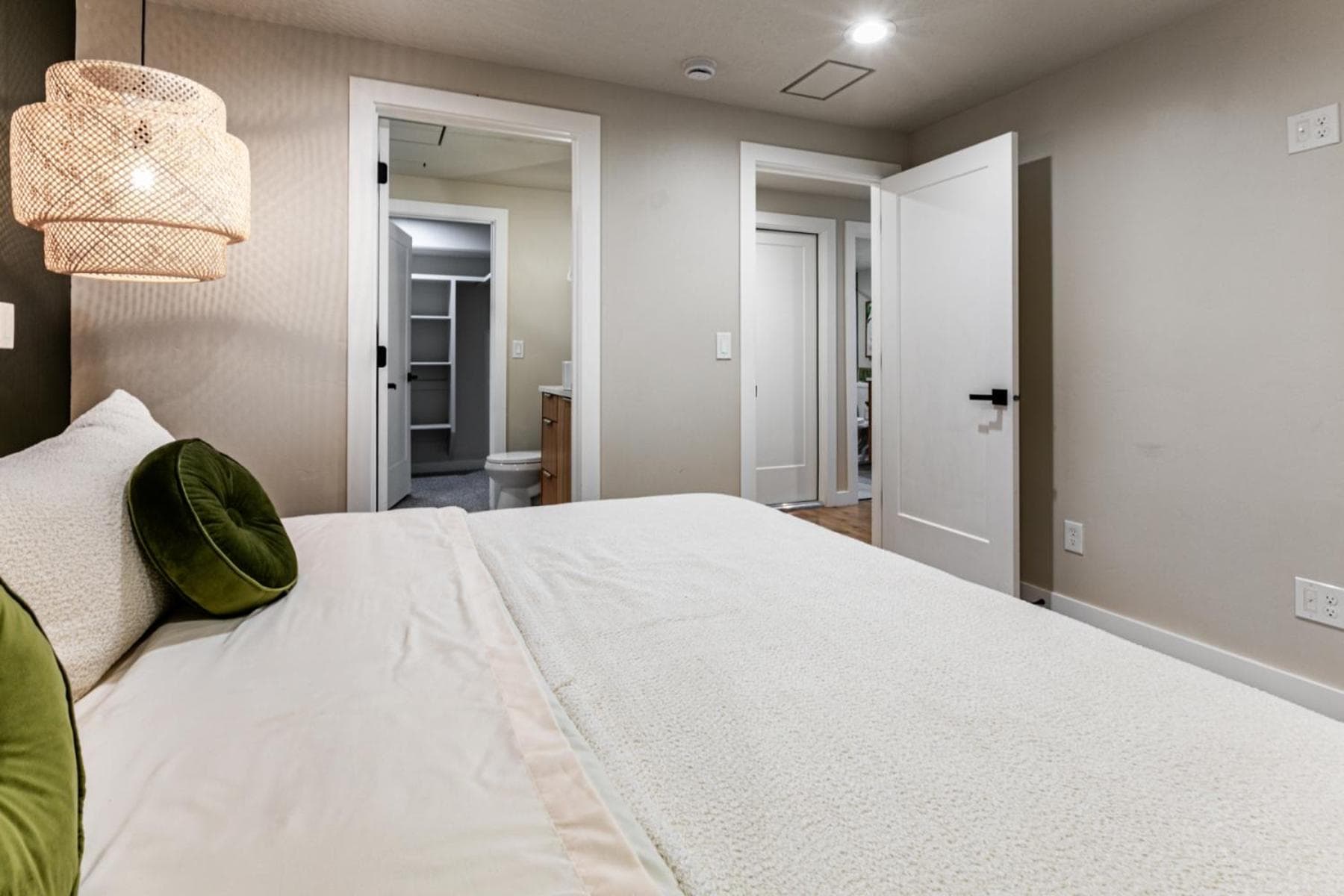 Modern Style Loft Near Canyon RSL and Expo