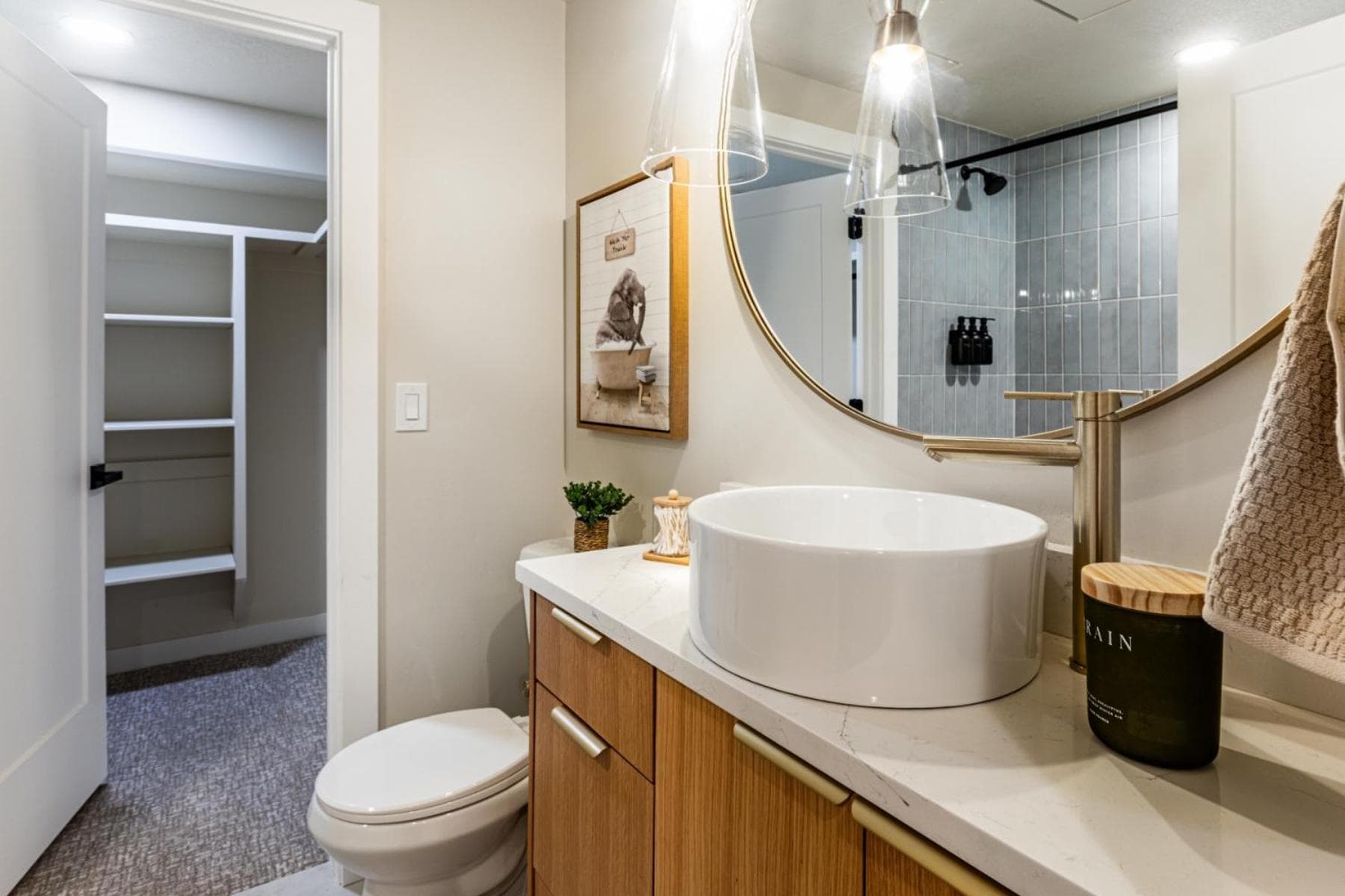 Modern Style Loft Near Canyon RSL and Expo