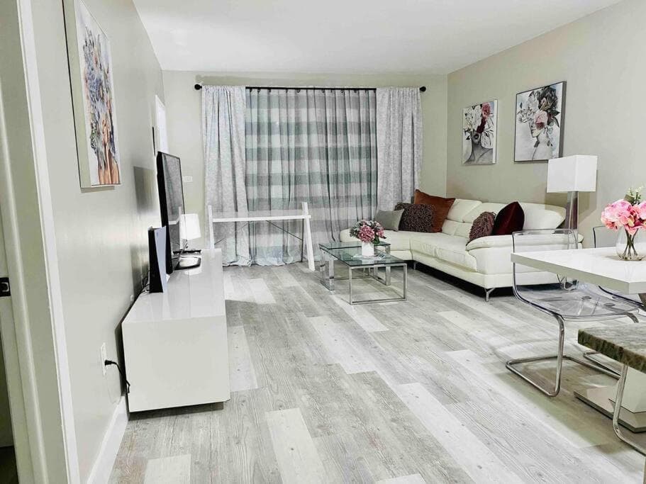 Stylish 1BR 2BA Condo 1Block to Aventura Mall