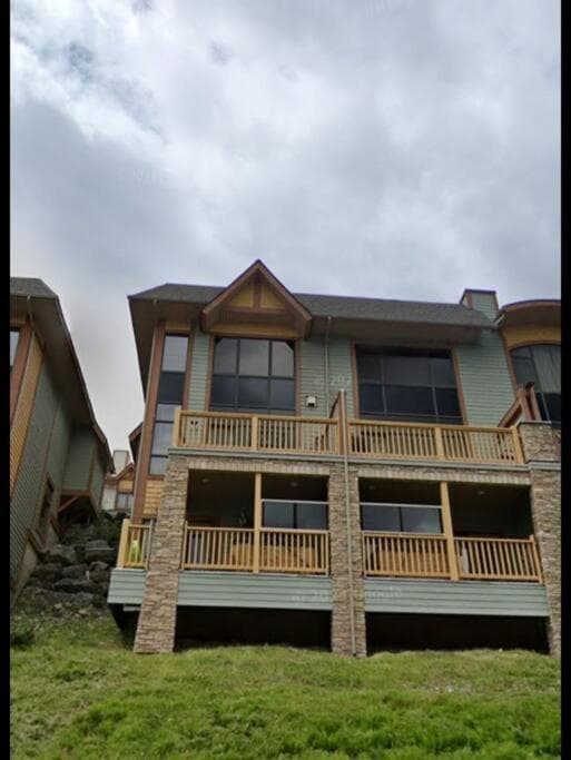 Mountain Escape for Ski and Golf Enthusiasts