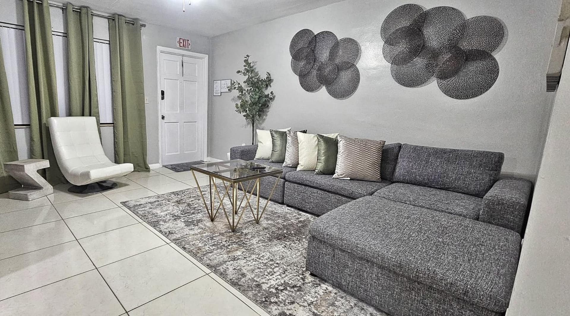 Big TV 2 Bedroom Apartment Cooper City