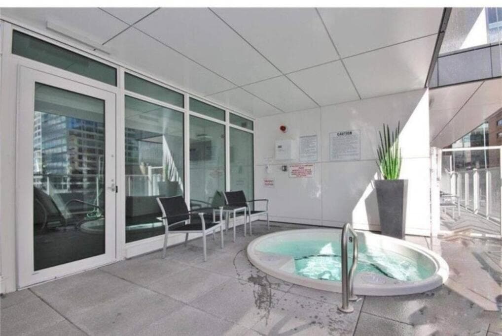 Luxury 2-Bedroom Penthouse Downtown with Free Parking