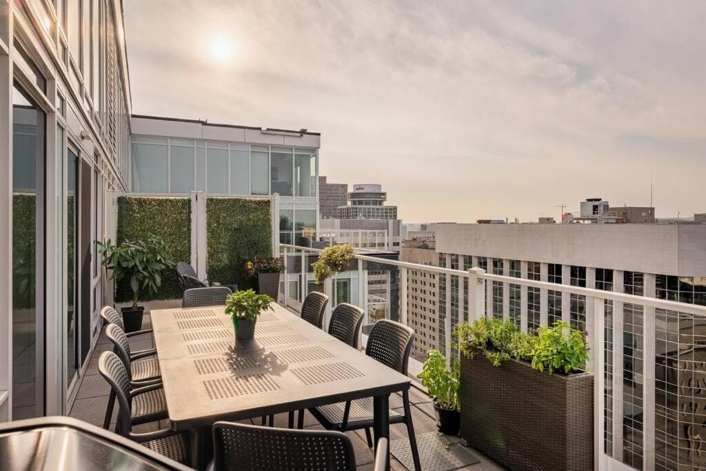 Luxury 2-Bedroom Penthouse Downtown with Free Parking
