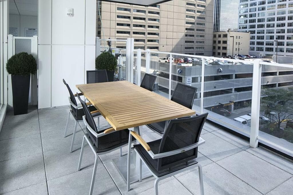 Luxury 2-Bedroom Penthouse Downtown with Free Parking