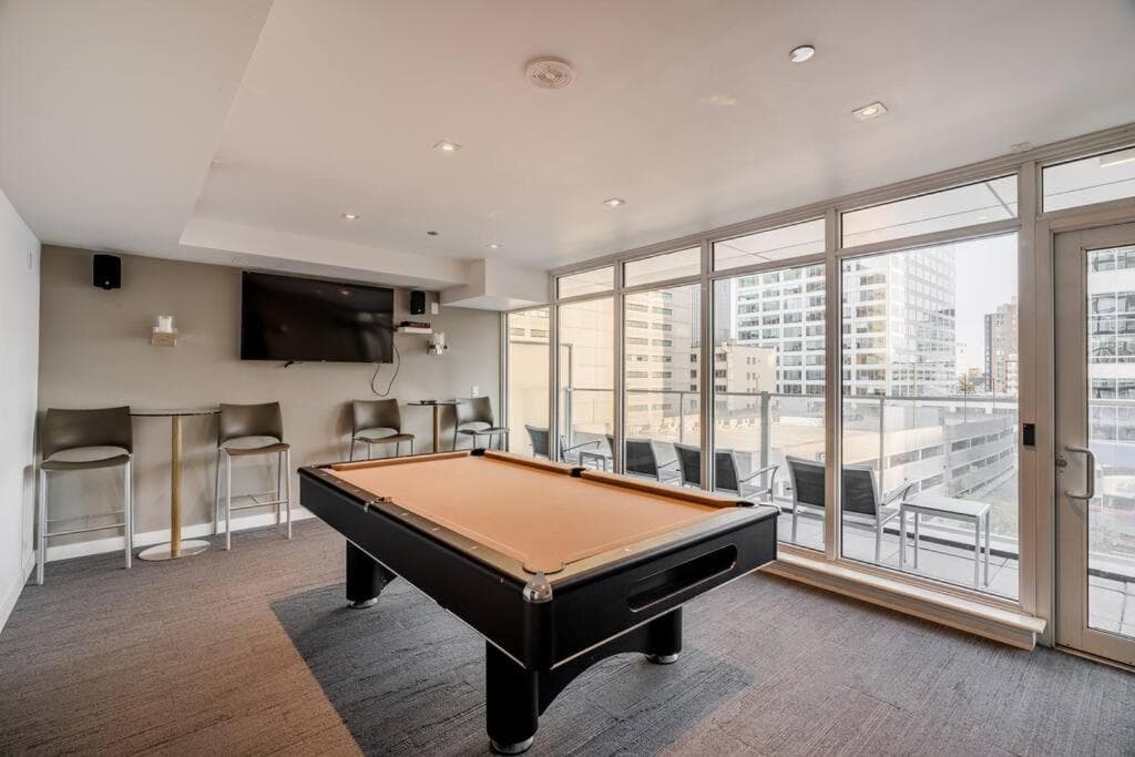Luxury 2-Bedroom Penthouse Downtown with Free Parking