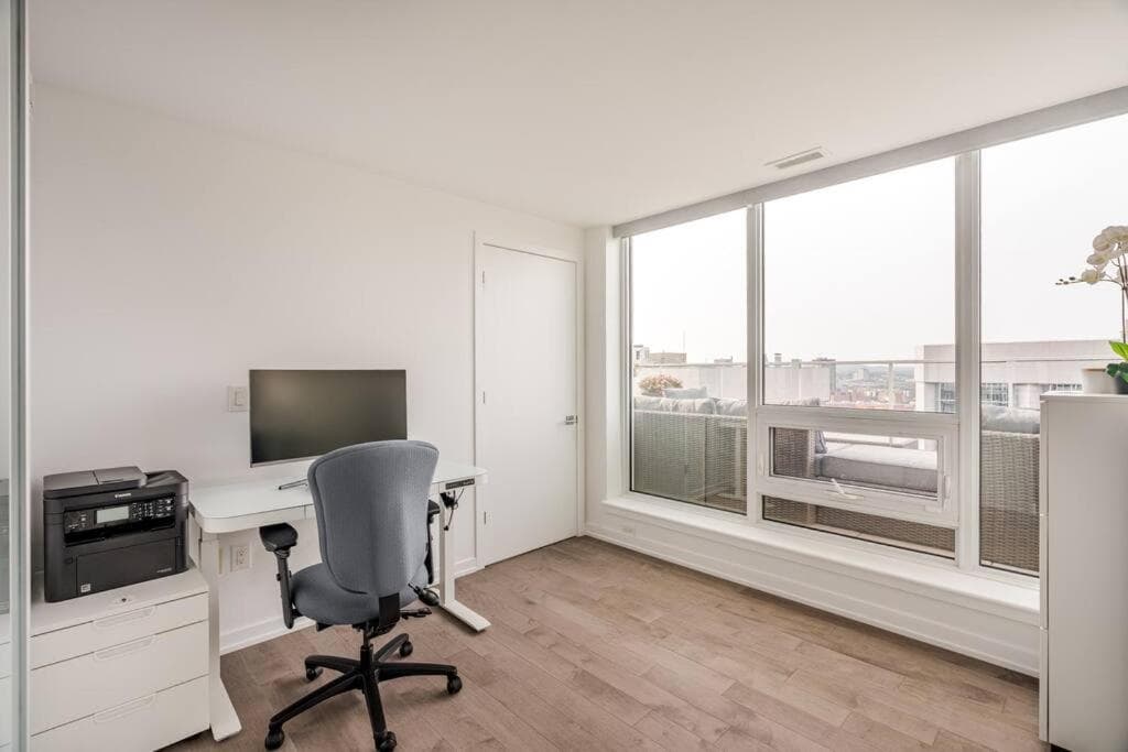Luxury 2-Bedroom Penthouse Downtown with Free Parking
