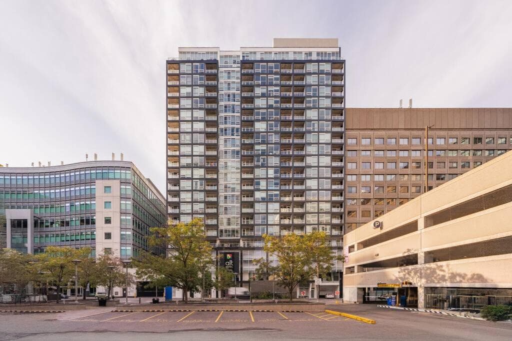 Luxury 2-Bedroom Penthouse Downtown with Free Parking
