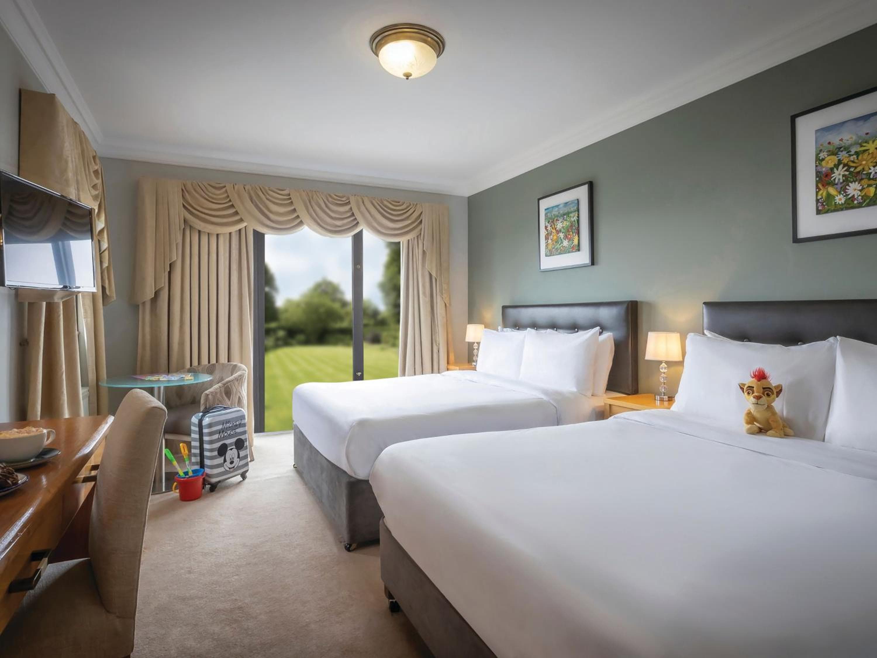 Shoreline Hotel