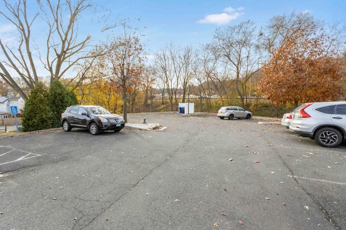 Stylish Studio with Kitchen Central Danbury