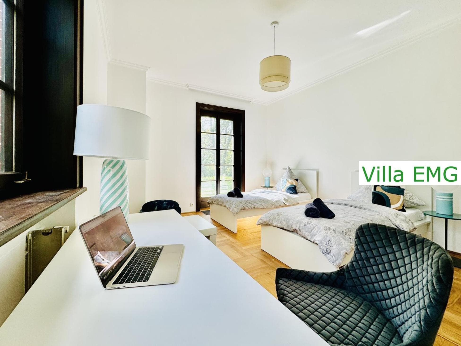 Luxus Ferienhaus Villa EMG München in Moosburg mit Pool, SPA, Kamin, Wald, See für Familien Gruppen bis 24 Personen