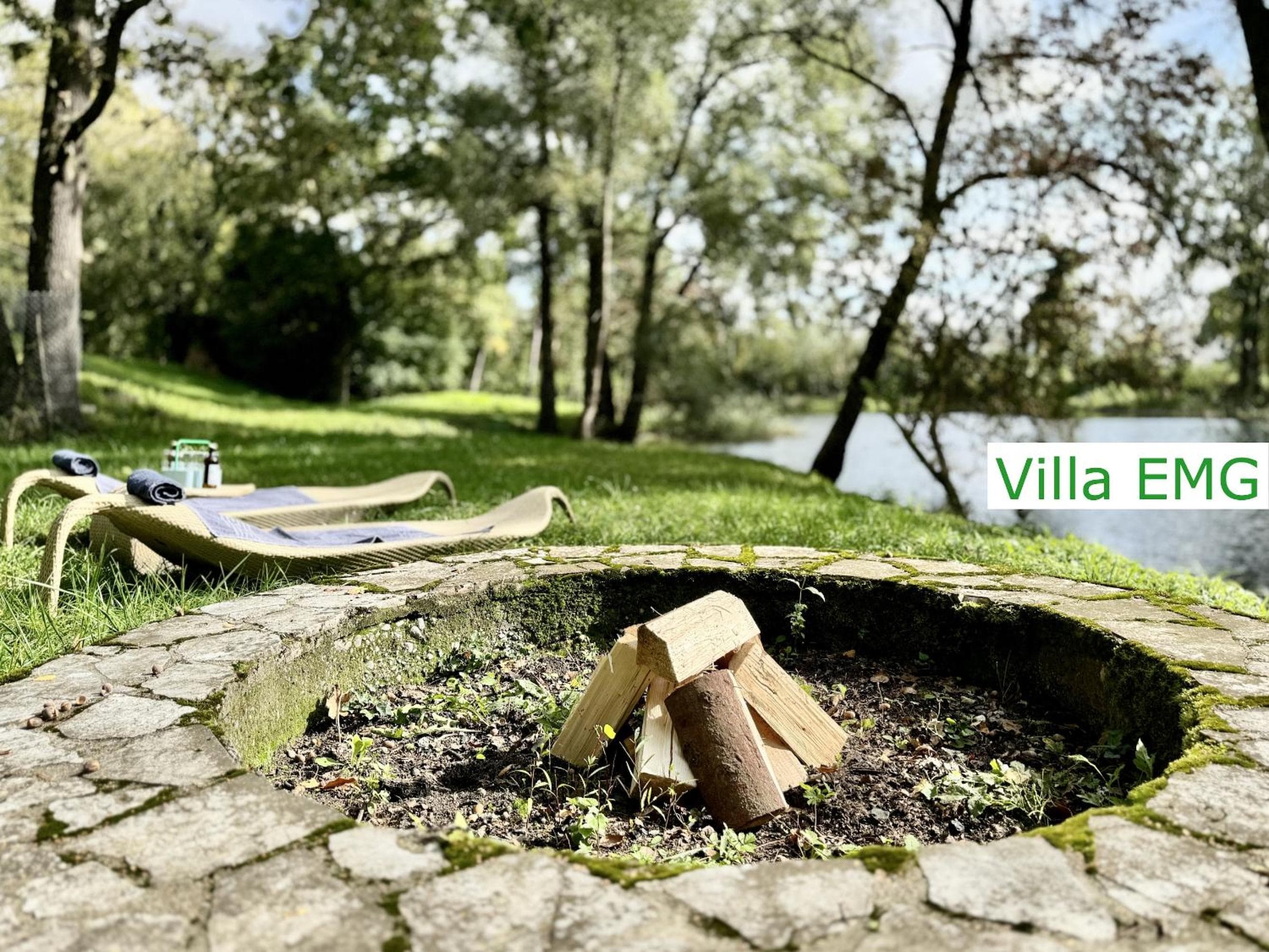 Luxus Ferienhaus Villa EMG München in Moosburg mit Pool, SPA, Kamin, Wald, See für Familien Gruppen bis 24 Personen