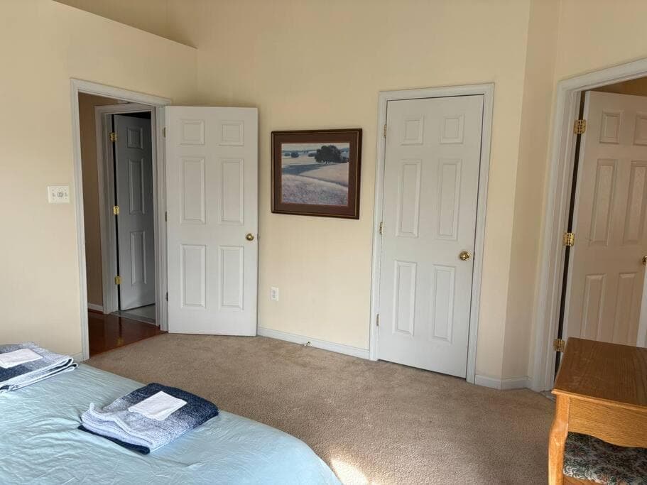 Sunny townhouse 3 bedroom walk to shops