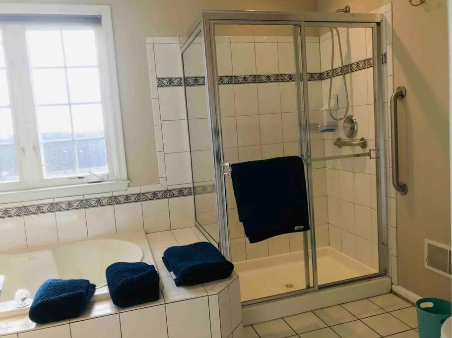 Sunny townhouse 3 bedroom walk to shops