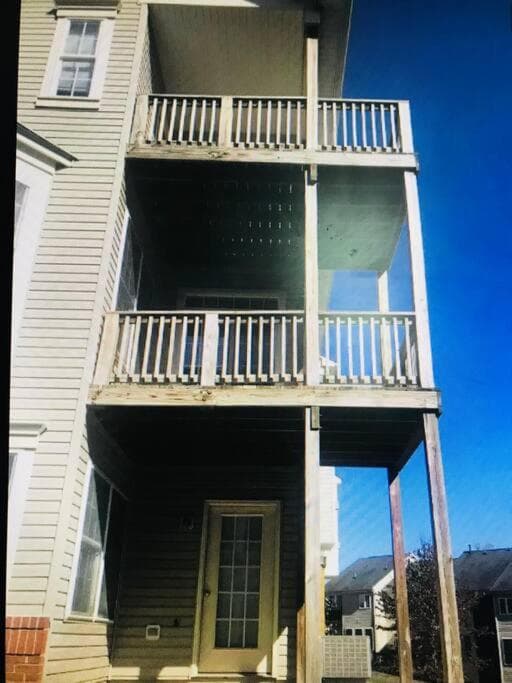 Sunny townhouse 3 bedroom walk to shops