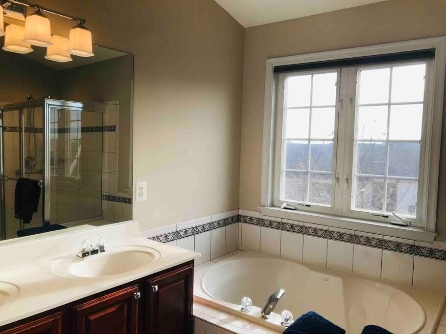 Sunny townhouse 3 bedroom walk to shops