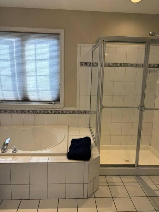 Sunny townhouse 3 bedroom walk to shops