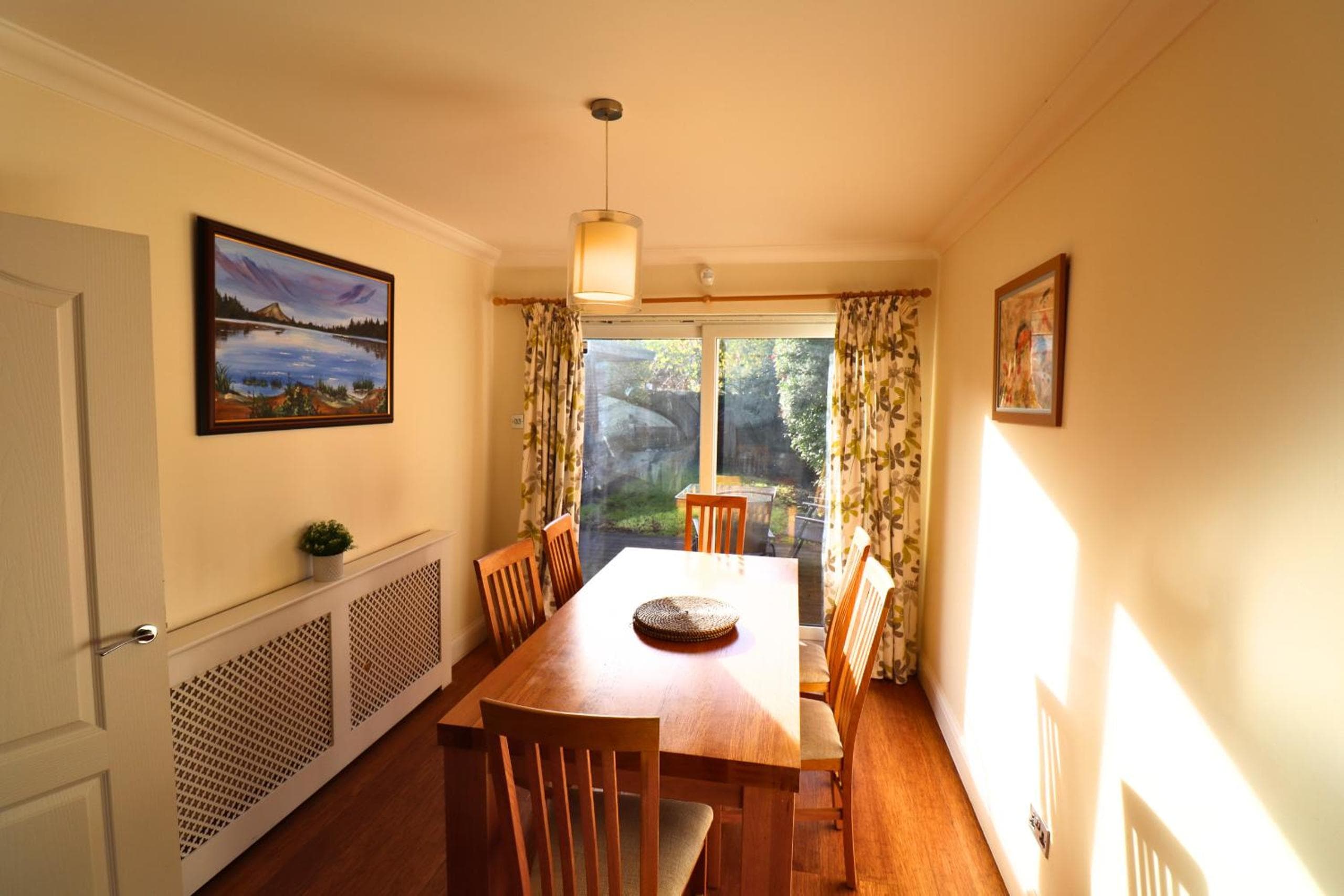 Addlestone Stylish Modern 3 bedroom house 6