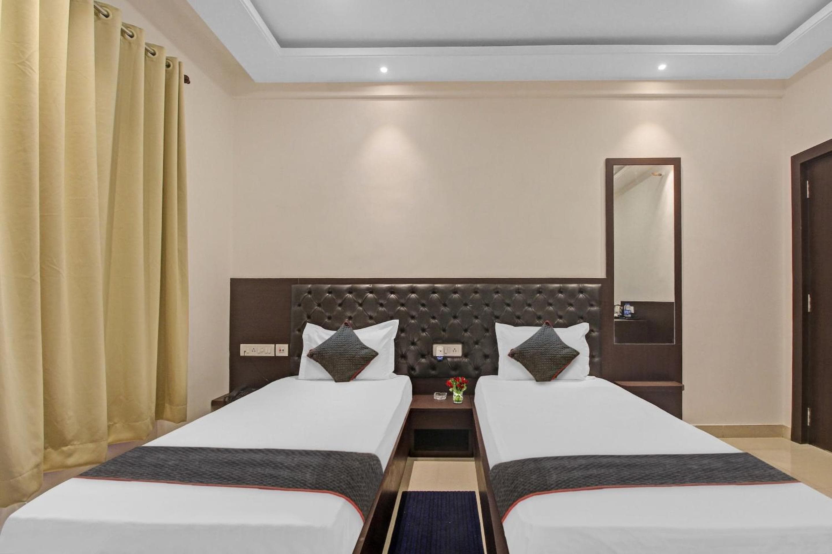 Super Townhouse Centre Point Inn Near Esplanade Metro Station