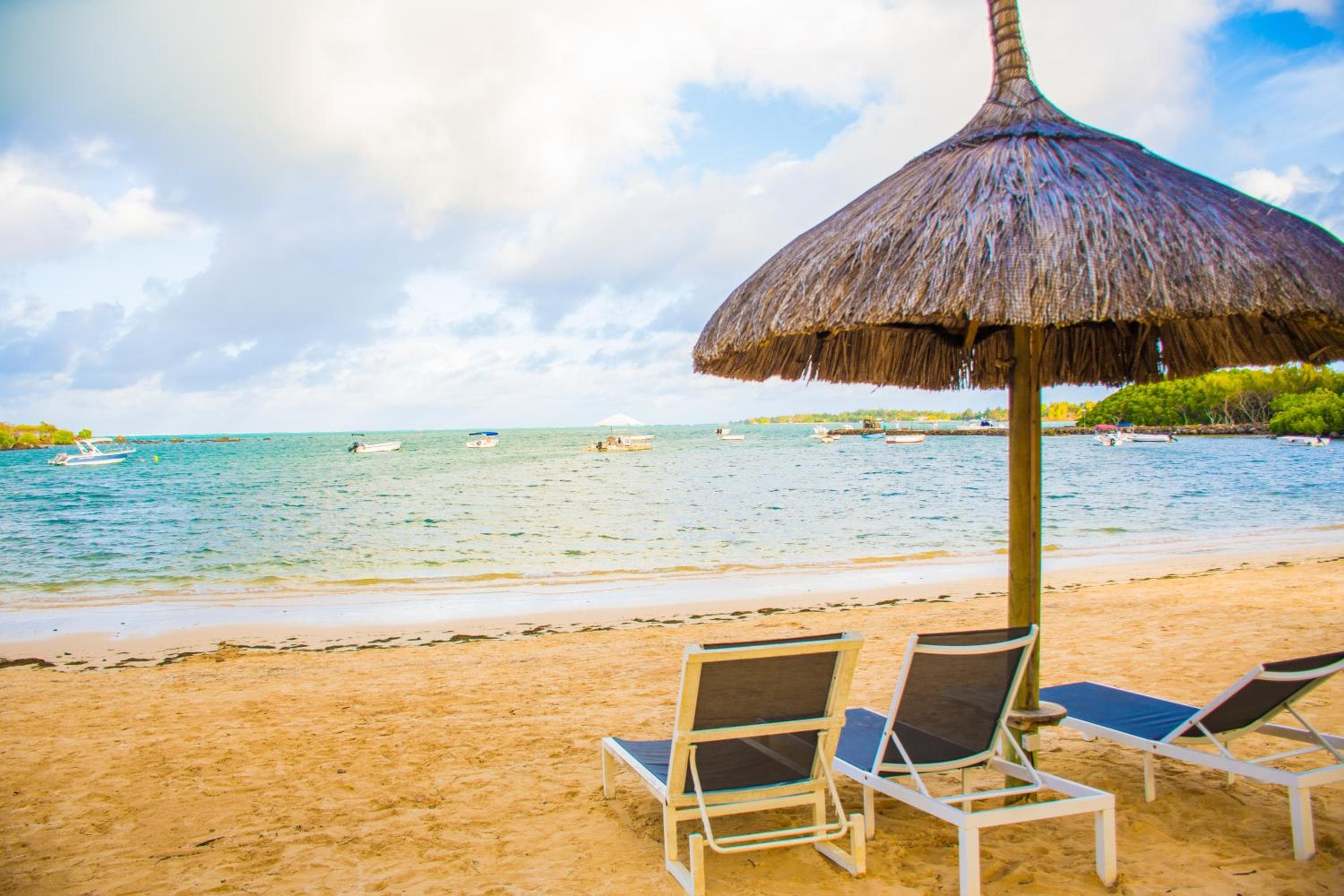 Azuri Apartment with Beach, Pools, Gym, Golf, Shops, Restaurants, Spa, Boat activities, Tennis &Paddle court, kids corner