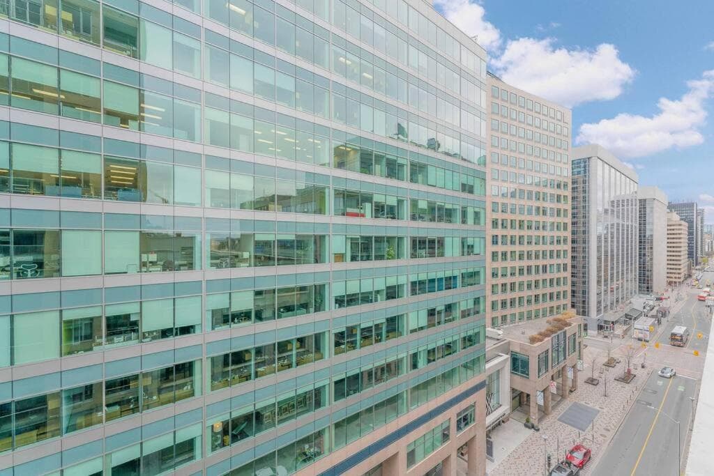 1BD Luxury Condo - Walk to Parliament