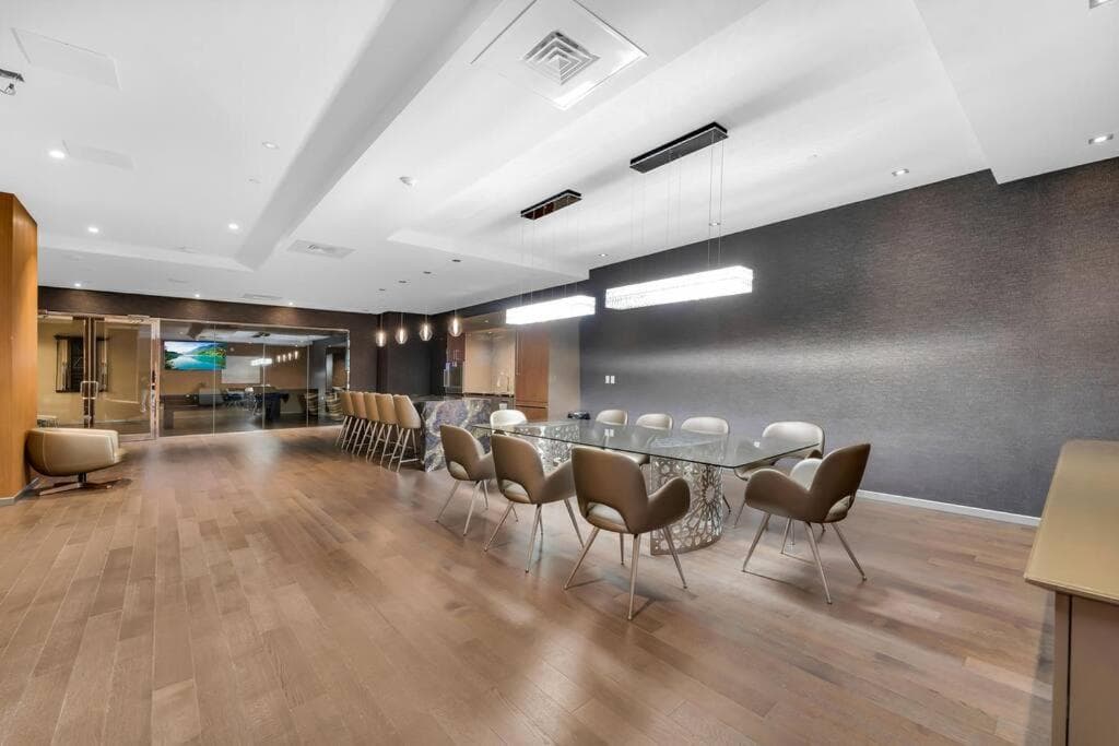 1BD Luxury Condo - Walk to Parliament