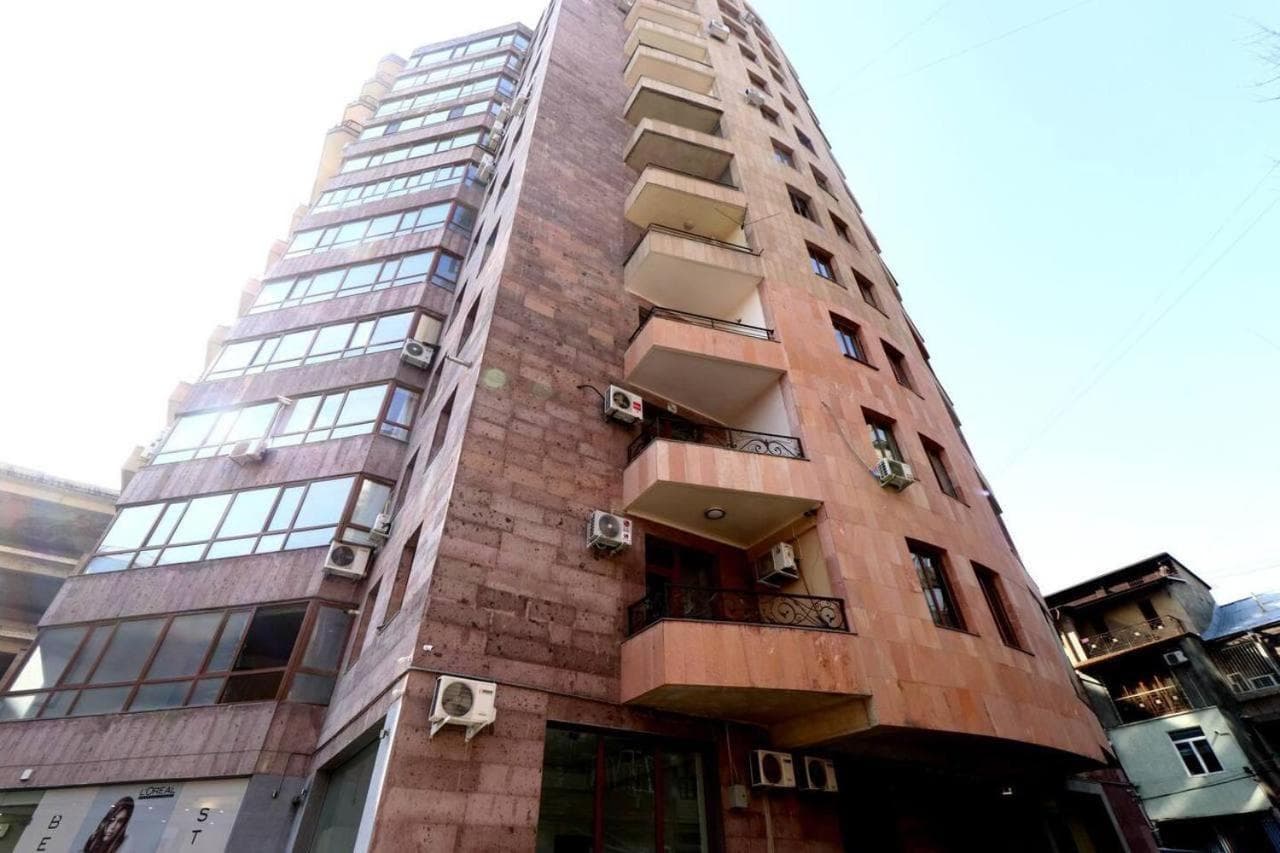 33 15New building in the center