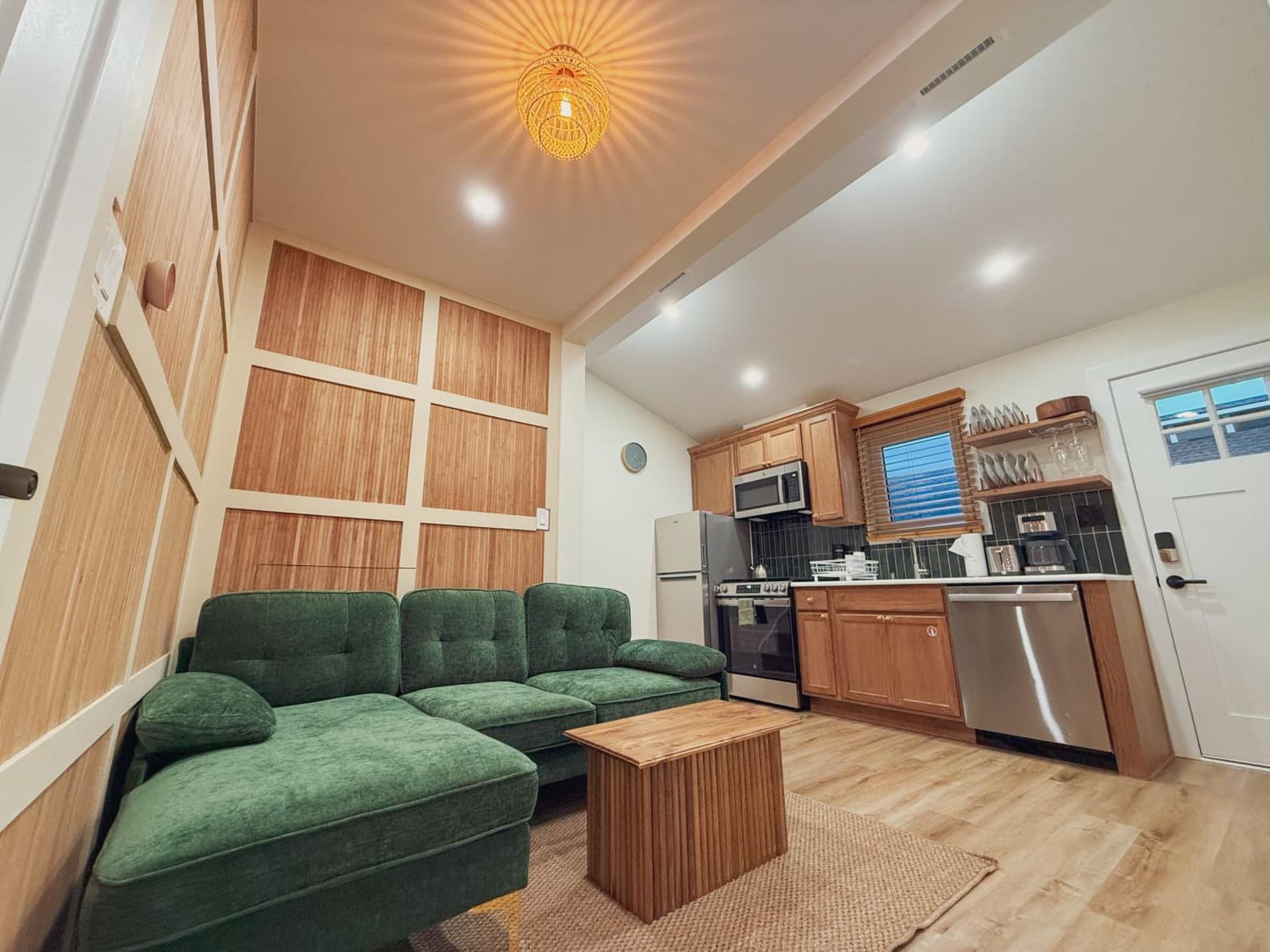 Stylish 2 BR, 1 BA apartment - Steps to the Ocean - Hidden Gem, APT 2