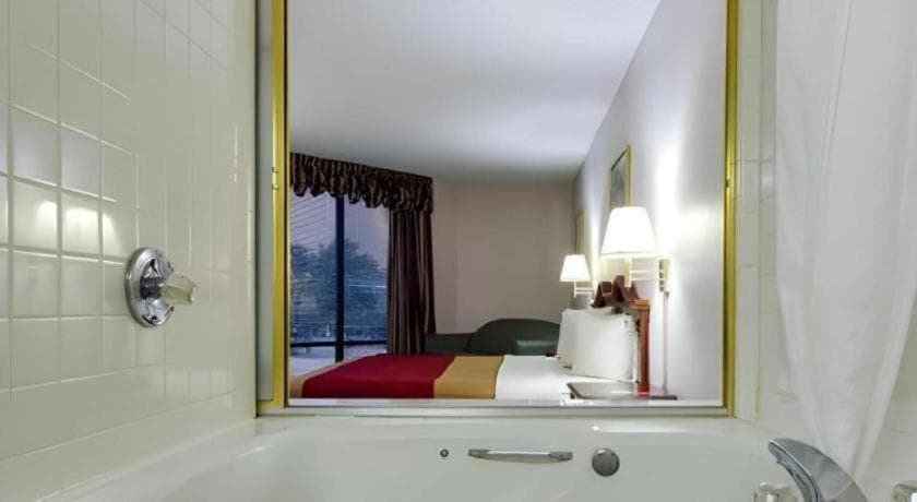 Econo Lodge South
