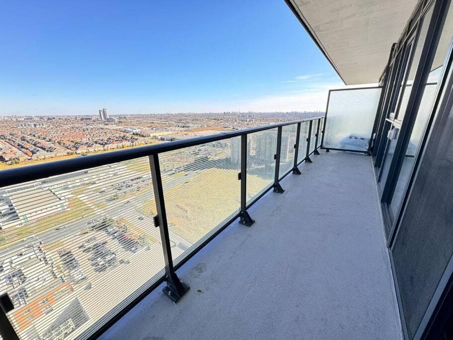 High Floor View - Pool & Gym - Close to Shopping